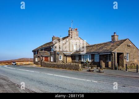 Le pub Cat et Fiddle inn Cheshire est la deuxième auberge ou maison publique la plus élevée d'Angleterre, en raison de la réouverture en 2020 comme la plus haute distillerie en Grande-Bretagne Banque D'Images