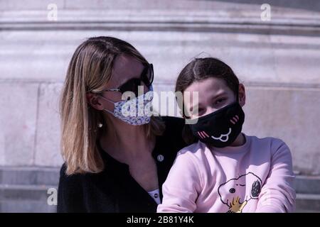Angélique et sa fille Oceane (10 ans) portent des masques de protection par mesure de précaution contre la propagation du coronavirus à Paris.Ministry Health France a enregistré un total de 7 730 infections, 175 décès et 602 cas de récupération depuis le début de l'épidémie. Banque D'Images