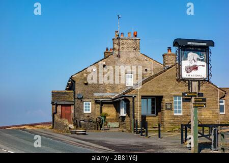 Le pub Cat et Fiddle inn Cheshire est la deuxième auberge ou maison publique la plus élevée d'Angleterre, en raison de la réouverture en 2020 comme la plus haute distillerie en Grande-Bretagne Banque D'Images