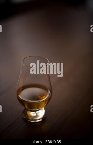 Gros plan d'un verre de whisky Glencairn. Banque D'Images