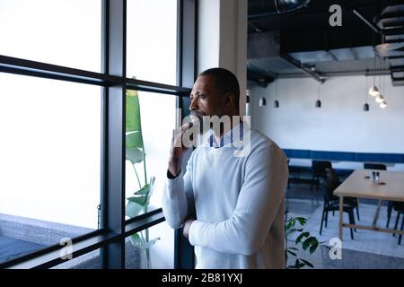 Homme africain américain regardant à l'extérieur et réfléchi Banque D'Images