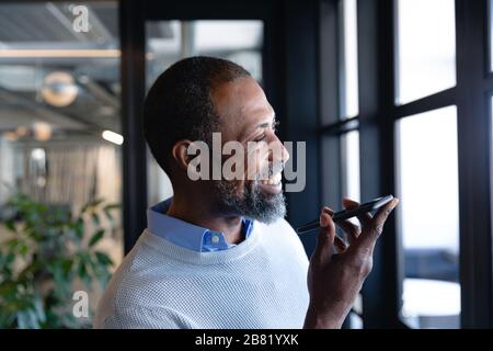 Homme africain américain ayant un appel téléphonique Banque D'Images