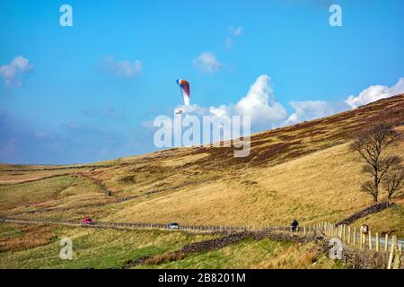 Les gens traînent dans les collines vallonnées du district de crête anglais à la frontière entre Cheshire et Derbyshire près de Macclesfield Angleterre Banque D'Images