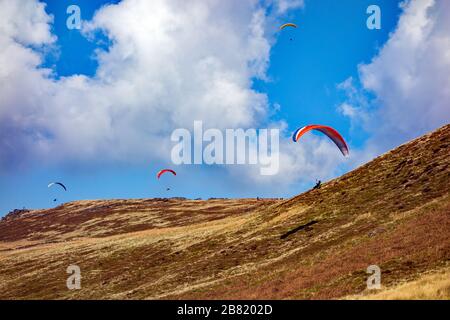 Les gens traînent dans les collines vallonnées du district de crête anglais à la frontière entre Cheshire et Derbyshire près de Macclesfield Angleterre Banque D'Images