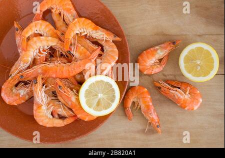 crevettes bouillies avec citron disposées sur la cuisine Banque D'Images