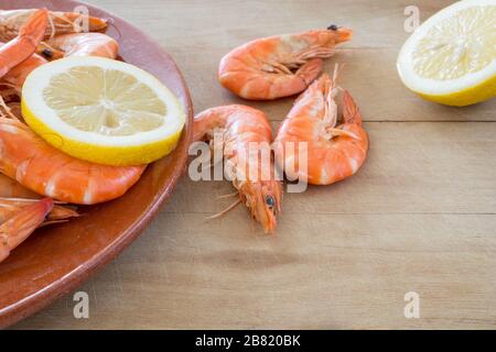 crevettes bouillies avec citron disposées sur la cuisine Banque D'Images