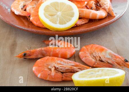 crevettes bouillies avec citron disposées sur la cuisine Banque D'Images