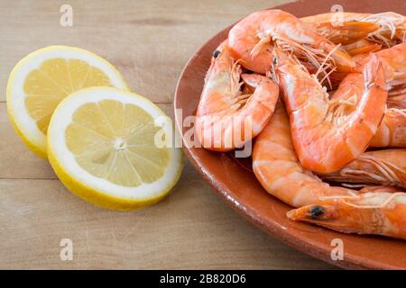 crevettes bouillies avec citron disposées sur la cuisine Banque D'Images