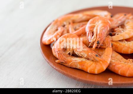 crevettes bouillies avec citron disposées sur une plaque Banque D'Images