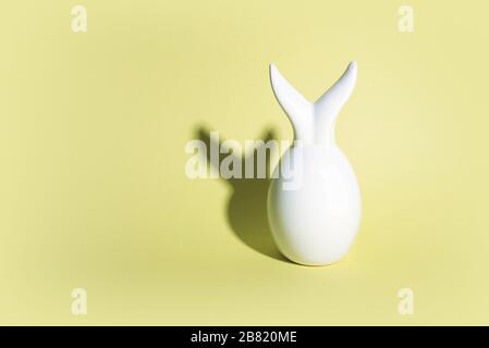 Lapin de Pâques sur fond pastel. Banque D'Images