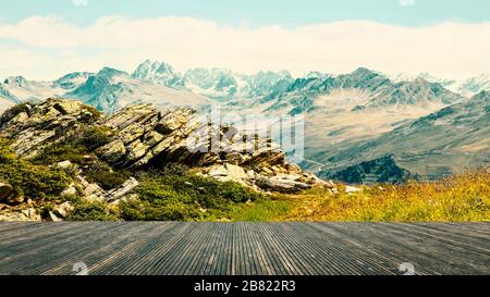 Terrasse avec une vue magnifique. Panorama avec montagnes imposantes et ciel bleu. Vivez dans les montagnes. Autriche Banque D'Images