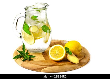 limonade à la menthe et au gingembre avec glace sur fond blanc Banque D'Images