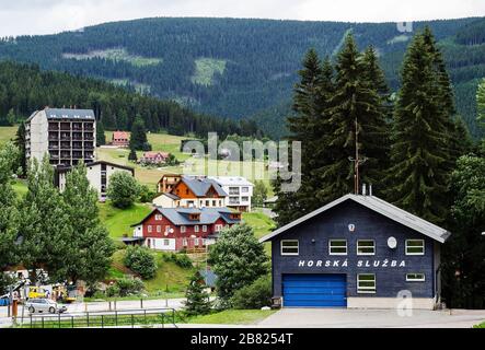 PEC pod Snezkou, Hradec Králové République tchèque - 07, ‎22, ‎2018 le service de montagne du bâtiment sur le fond de la ville et des montagnes Banque D'Images