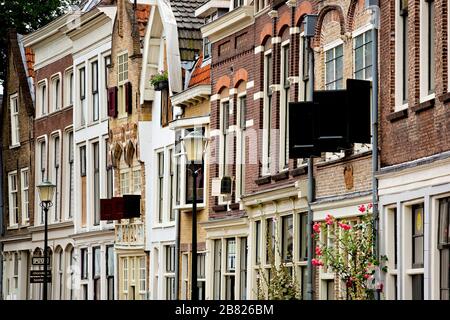 Façades médiévales du centre-ville de Gouda, aux Pays-Bas Banque D'Images