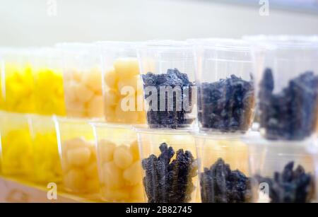 tasse de fruits secs sur la vue de la fermeture des étagères Banque D'Images