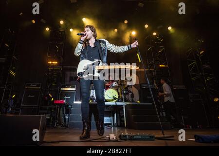 Copenhague, Danemark. 25 août 2017. Le groupe pop rock australien 5 secondes d'été exécute un concert en direct à Tivoli à Copenhague. Ici le chanteur et guitariste Luke Hemmings est vu en direct sur scène. (Crédit photo: Gonzales photo - Rod Clemen). Banque D'Images