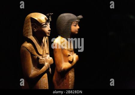 Trésors de tombes de Toutankhamun; shabtis en bois peint, ou figurines portant Nemes Headdress et Nubian Wig, de l'Egypte ancienne Banque D'Images