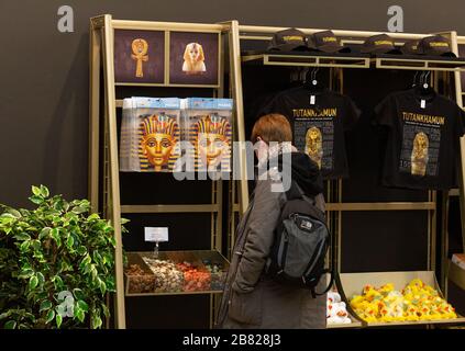 Saatchi Gallery Toutankhamun Exhibition - clients magasiner dans la boutique de cadeaux; Saatchi Gallery, Sloane Square Londres UK Banque D'Images