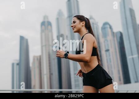 Sport et vie concept - femme faisant courir à l'extérieur Banque D'Images