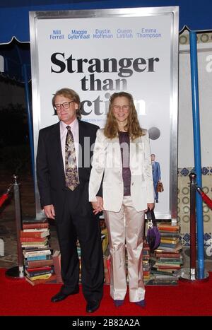 Producteur Lindsay Doran et mari de la première de Los Angeles de 'Stranger than Fiction' tenue au Mann Village Theatre de Westwood, CA. L'événement a eu lieu le lundi 30 octobre 2006. Photo par: SBM / PictureLux - référence de fichier # 33984-8701SBMPLX Banque D'Images