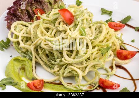 Spaghetti de courgettes Vegan Banque D'Images