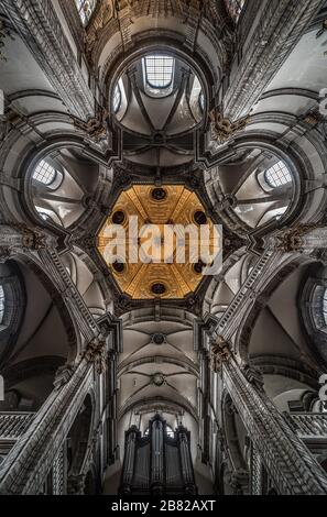 Le plafond de l'église de la dame du bon secours dans la vieille ville de Bruxelles, style baroque Banque D'Images