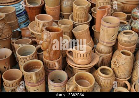 Magasin de poterie coloré en raison de la 'Jabbar er Boli khela', une compétition de lutte vieille d'un siècle est l'une des plus anciennes traditions du port cit Banque D'Images