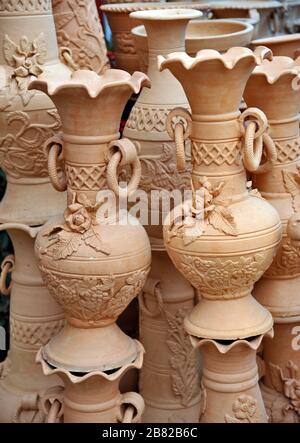 Magasin de poterie coloré en raison de la 'Jabbar er Boli khela', une compétition de lutte vieille d'un siècle est l'une des plus anciennes traditions de la ville portuaire Banque D'Images