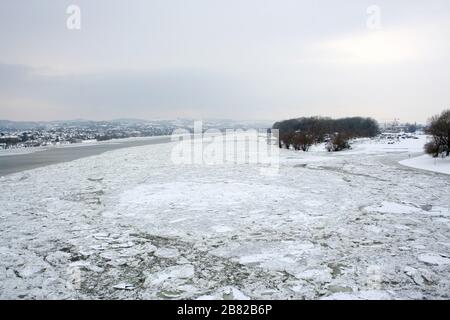 Glace brisée dans le Danube gelé à Novi Sad, Serbie. Glace brisée dans le Danube gelé . Banque D'Images