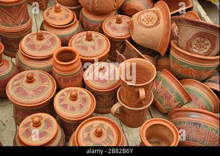 Magasin de poterie coloré en raison de la 'Jabbar er Boli khela', une compétition de lutte vieille d'un siècle est l'une des plus anciennes traditions de la ville portuaire Banque D'Images