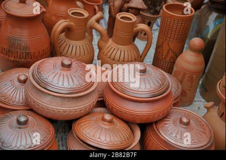 Magasin de poterie coloré en raison de la 'Jabbar er Boli khela', une compétition de lutte vieille d'un siècle est l'une des plus anciennes traditions de la ville portuaire Banque D'Images