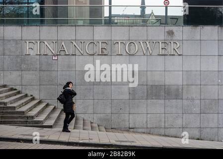 Quartier des affaires de Bruxelles/ Belgique - 02 04 2020: Une femme marchant seule sur la façade de la Tour des Finances Banque D'Images