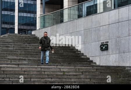 Quartier des affaires de Bruxelles, région de la capitale de Bruxelles / Belgique - 02 04 2020: Homme marchant dans les escaliers de la Tour des Finances Banque D'Images