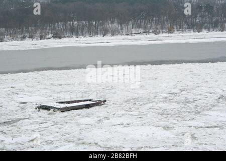 Glace brisée dans le Danube gelé à Novi Sad, Serbie. Glace brisée dans le Danube gelé . Banque D'Images