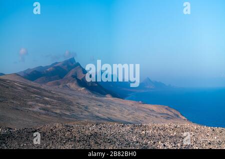 Panorama de Fuerteventura. Vue sur la chaîne de montagnes et l'océan Atlantique Banque D'Images
