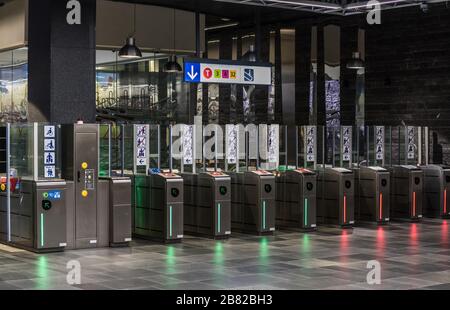 Bruxelles Vieille ville, Belgique - 02 03 2020: Portes de contrôle d'accès à l'intérieur rénové du métro de Beurs - la Bourse Banque D'Images