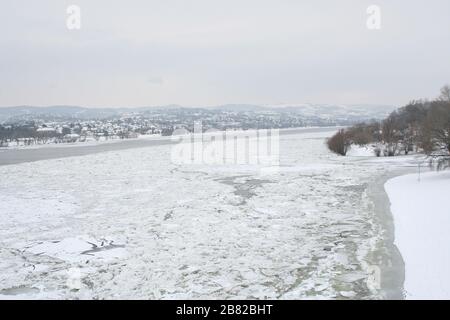 Glace brisée dans le Danube gelé à Novi Sad, Serbie. Glace brisée dans le Danube gelé . Banque D'Images