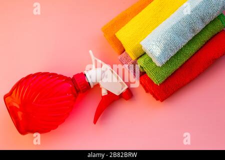Equipement de nettoyage isolé sur fond rose, gants en caoutchouc violet, chiffons de nettoyage.le concept de nettoyage, vue de dessus.concept de service de nettoyage Banque D'Images
