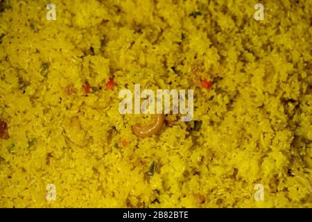 Délicieux authentique bengali épicé jaune pulao cuit à une quantité énorme pour le mariage indien. Concept de cuisine régionale traditionnelle bengali. Banque D'Images