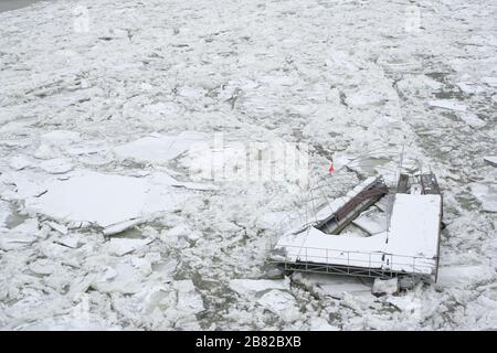 Radeau brisée dans le fleuve gelé du Danube à Novi Sad, Serbie. Glace brisée dans le Danube gelé. Banque D'Images