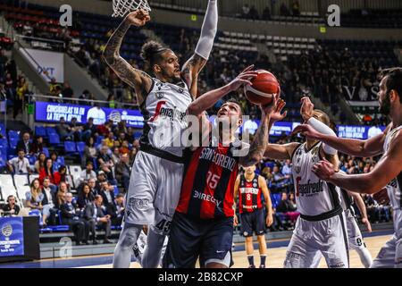 San Cristobal Della Laguna, Espagne. 19 mars 2020. Esteban Batista, n°15 de San Lorenzo de Almagro et Julian Gamble, n°45 de Segafredo Virtus Bologne en action pendant la FIBA Intercontinental Cup Tenerife 2020 - Premier jeu sémifinal entre Segafredo Virtus Bologna et San Lorenzo de Almagro au Pabellón Santiago Martín, San Cristobal de la Laguna - Tenerife. (Photo de Davide Di Lalla/Pacific Press) crédit: Agence de presse du Pacifique/Alay Live News Banque D'Images