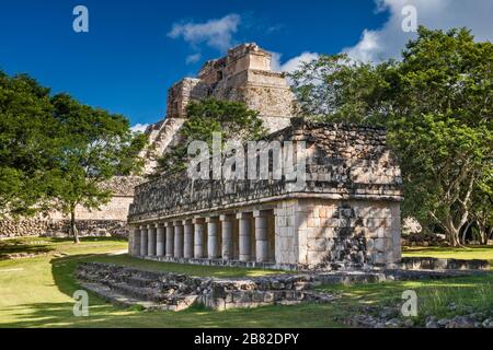 Edificio de las Columnas près de Piramide del Alidino (Maison des magiciens), ruines mayas du site archéologique d'Uxmal, péninsule du Yucatan, Mexique Banque D'Images