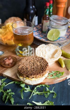 Un délicieux déjeuner végétalien avec un hamburger au quorn sain sans la couverture supérieure de pain de sésame. Le bol à bière indispensable est également ici. Banque D'Images