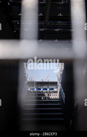 Ville, Allemagne. 19 mars 2020. Malgré la crise de Corona, les travaux de construction sur le nouveau stade du parc animalier se poursuivent. Vue sur l'escalier avec quatre sièges. GES/Football/2ème Bundesliga: Travaux de construction au stade Wildpark de Karlsruhe, 19 mars 2020 Football/Football: 2ème Ligue allemande: Stade KSC-Wildpark en construction, 19 mars 2020 | utilisation dans le monde crédit: dpa/Alay Live News Banque D'Images