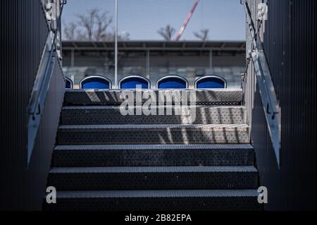 Ville, Allemagne. 19 mars 2020. Malgré la crise de Corona, les travaux de construction sur le nouveau stade du parc animalier se poursuivent. Vue sur l'escalier avec quatre sièges. GES/Football/2ème Bundesliga: Travaux de construction au stade Wildpark de Karlsruhe, 19 mars 2020 Football/Football: 2ème Ligue allemande: Stade KSC-Wildpark en construction, 19 mars 2020 | utilisation dans le monde crédit: dpa/Alay Live News Banque D'Images