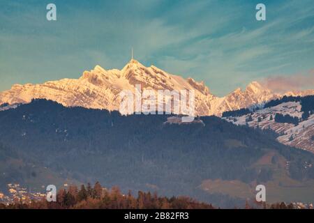 Vue lointaine sur le pic de Santis, la plus haute montagne du massif de Alpstein, les Alpes d'Appenzell, dans le nord-est de la Suisse. Banque D'Images