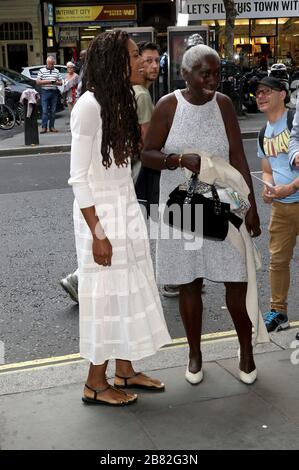 01 août 2017 - Londres, Angleterre, Royaume-Uni - Gangsta Granny Press Night, Garrick Theatre - adaptation de scène du livre le plus vendu de David Waliams s'ouvre dans le Banque D'Images