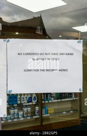 Un panneau dans la fenêtre d'un magasin local avertit qu'il n'y a pas de désinfectant pour les mains en stock. Un effet de la pandémie de coronavirus du Covid-19. Banque D'Images