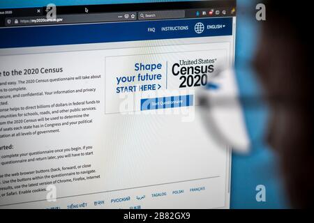 Une femme se prépare à compléter l'ordinateur du recensement de 2020 le vendredi 13 mars 2020. Le recensement est un nombre de personnes vivant aux États-Unis, de citoyens et de non-citoyens. En vertu de la loi, elle est menée tous les 10 ans et l'information est utilisée pour répartir les districts du Congrès et affecter la distribution des fonds gouvernementaux. (© Richard B. Levine) Banque D'Images