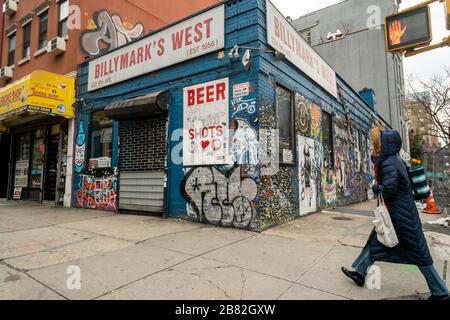 Le bar de plongée Ouest de Billymark a été fermé à New York le mardi 17 mars 2020. En raison des besoins des bars et restaurants de distanciation sociale se ferment avec les restaurants autorisés à faire le départ et la livraison seulement. (© Richard B. Levine) Banque D'Images